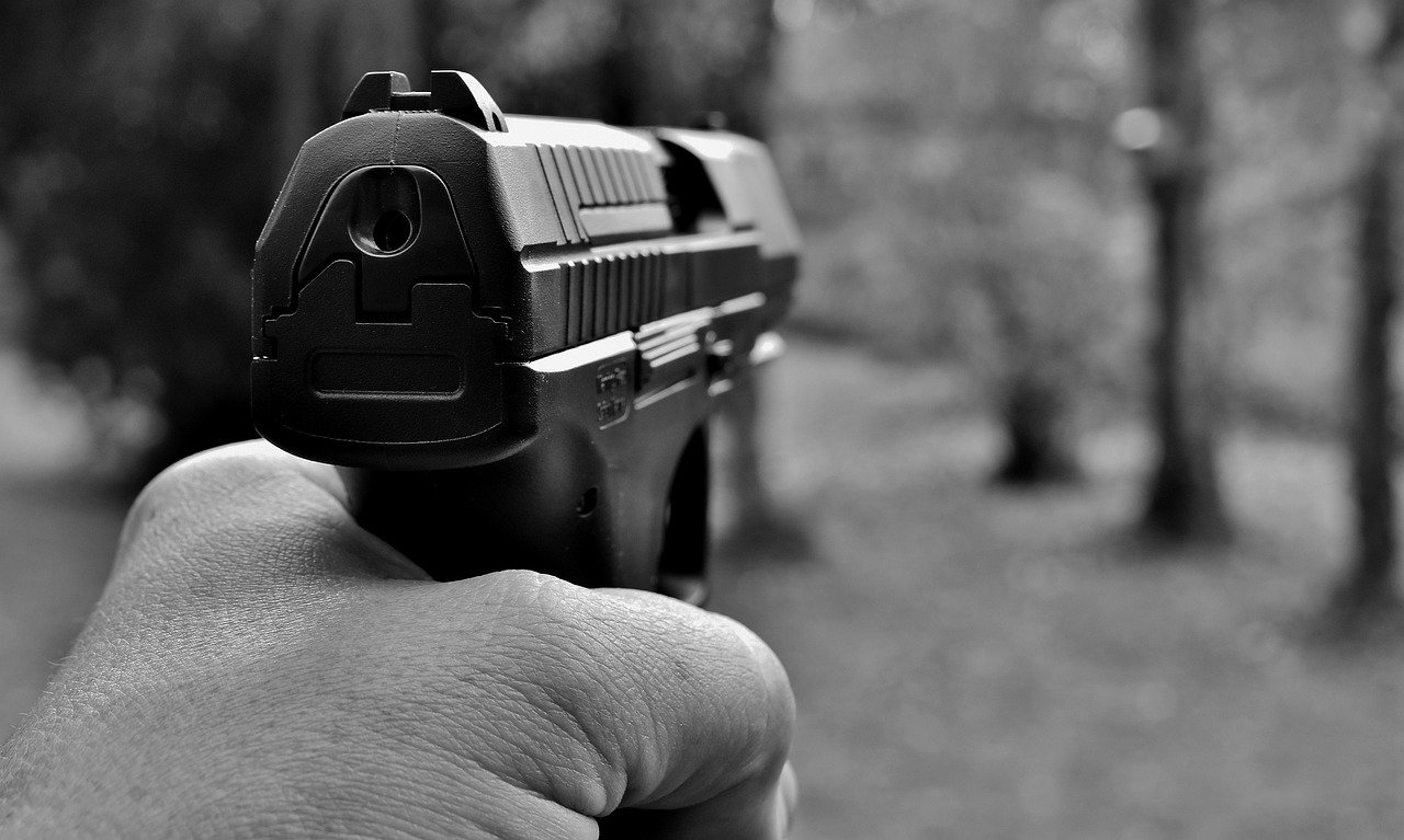 Nezletilý mladík zaútočil na zasahující policisty skleněnou lahví, situaci uklidnila až vytažená zbraň