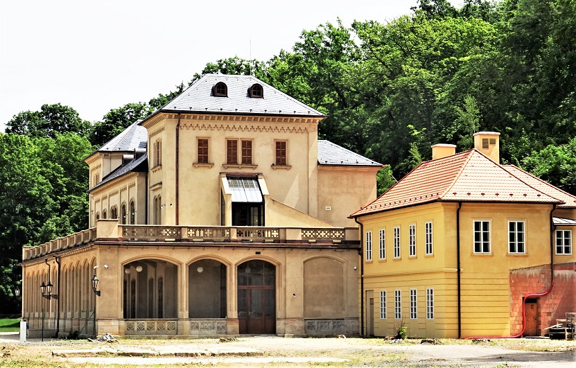 Šlechtovka se pomalu probouzí. Budou tu komorní koncerty nebo třeba promoce