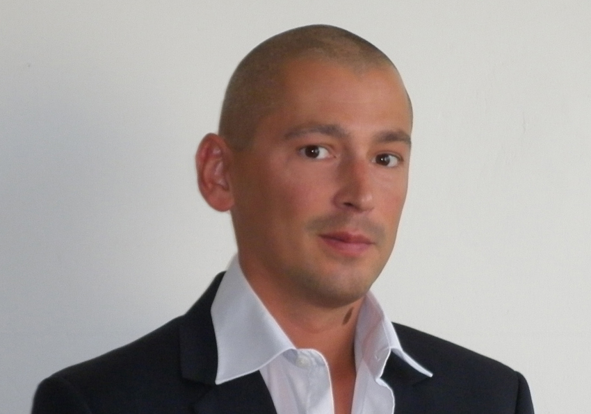 Domy s desítkami bytů pro seniory? Prodáme je za miliony, říká radní Čuma /Piráti/