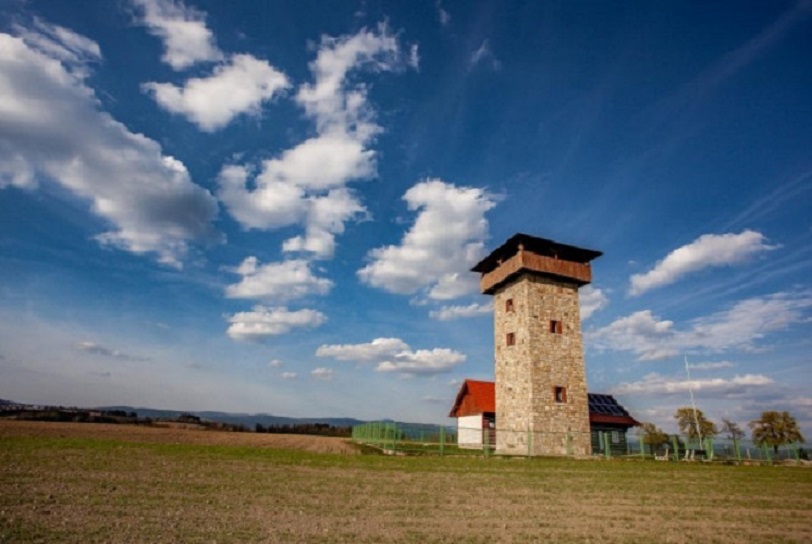 Podkrkonošský turistický dvojboj: rozhledna s muzeem psacích strojů