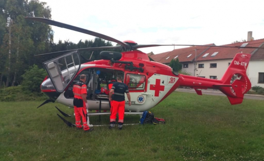 Na Vyškovsku vypadlo batole z okna. Letěl pro něj vrtulník z Olomouce
