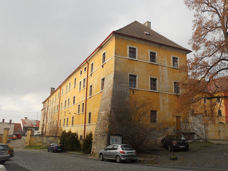 Jezuitská kolej v Jičíně je ve stínu jiných zdejších památek. Město ji opravuje, ale co s ní, to neví