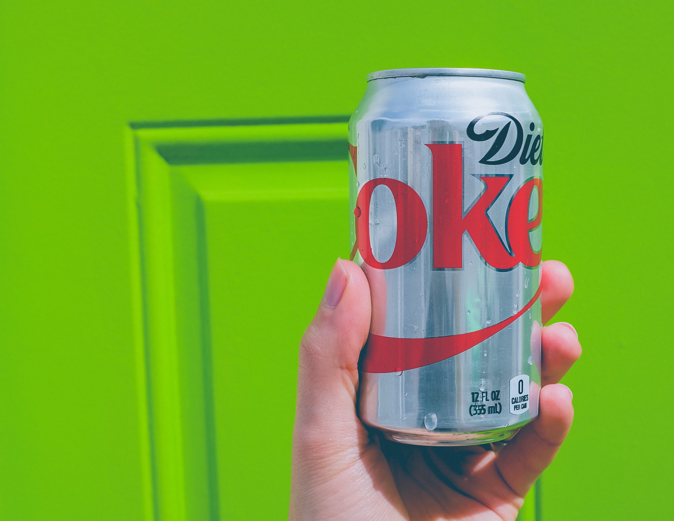 Proč se opijete rychleji při zapíjení panáků dietní limonádou místo obyčejné? Lékař má vysvětlení!