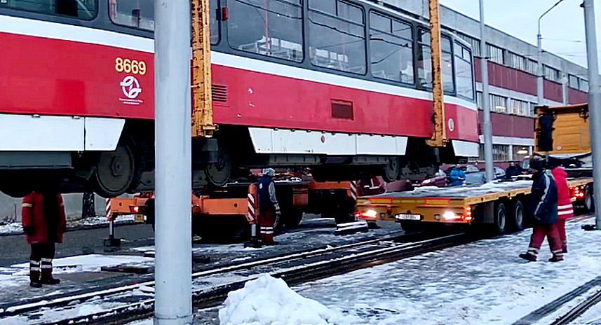Hned dvě tramvaje se tento týden stěhovaly z Prahy na Liberecko, z jedné bude bufet