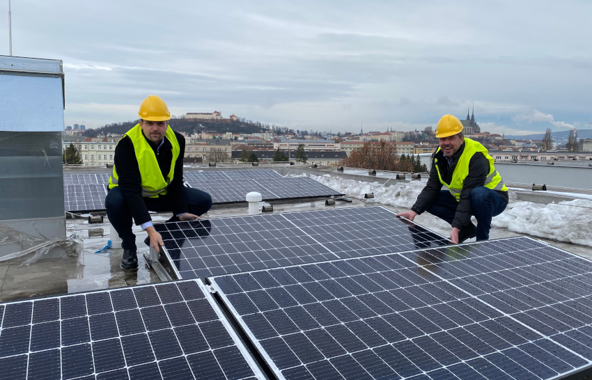 Brno staví druhou největší solární elektrárnu v zemi. Panely budou na stovkách střech