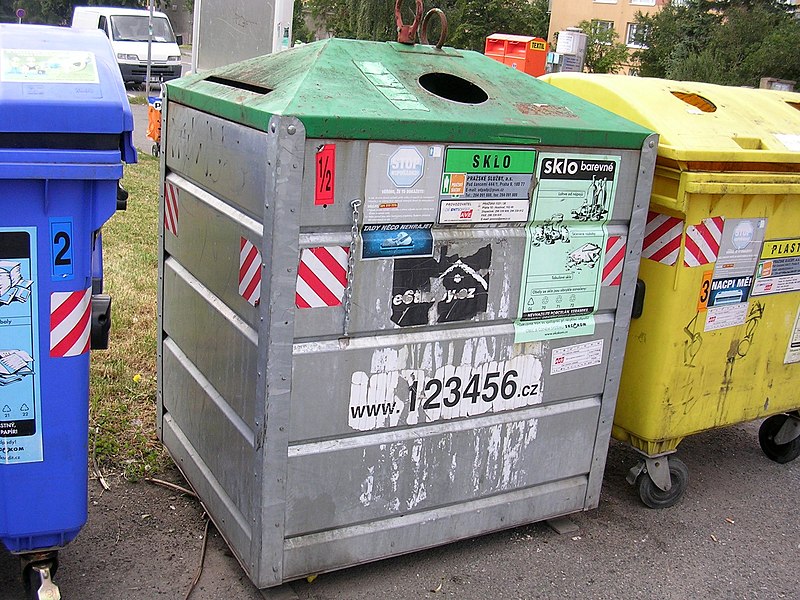 Do kontejneru v Pardubicích někdo vložil živé dítě
