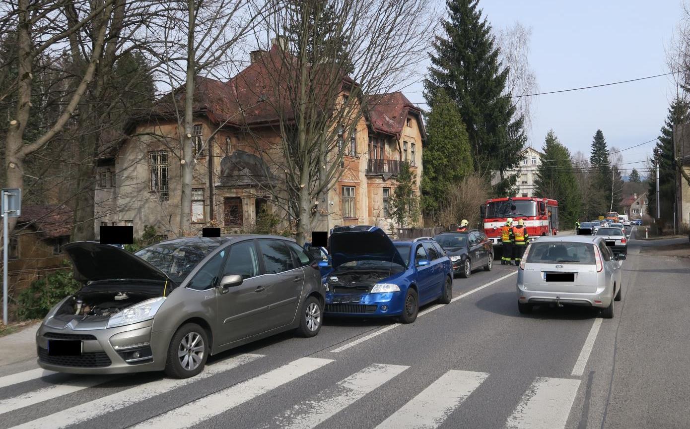 Ženy bouraly na Jablonecku, jedna usnula za volantem, druhá přehlédla další auto