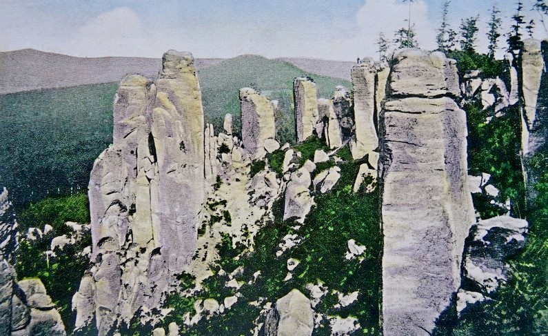Prachovské skály mají opravené cesty, schody a zábradlí. Nabízejí i zříceninu hradu nebo koupání