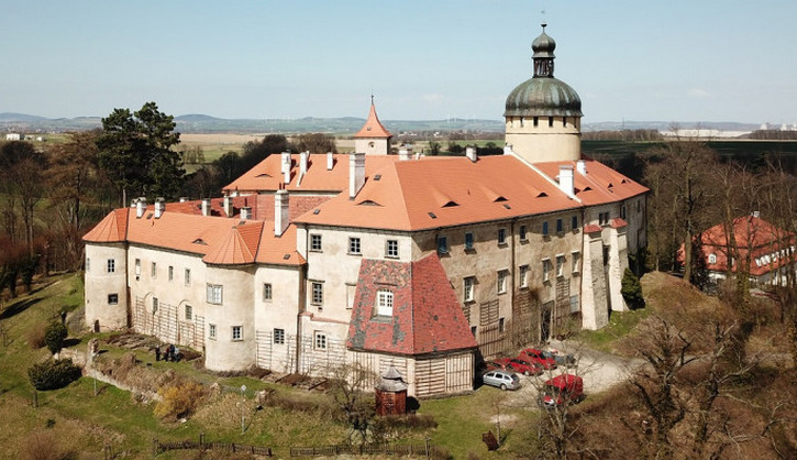 Rád lovil v Africe. Na hradě Grabštejn otevřeli unikátní výstavu o Karlu Podstatském z Lichtenštejna