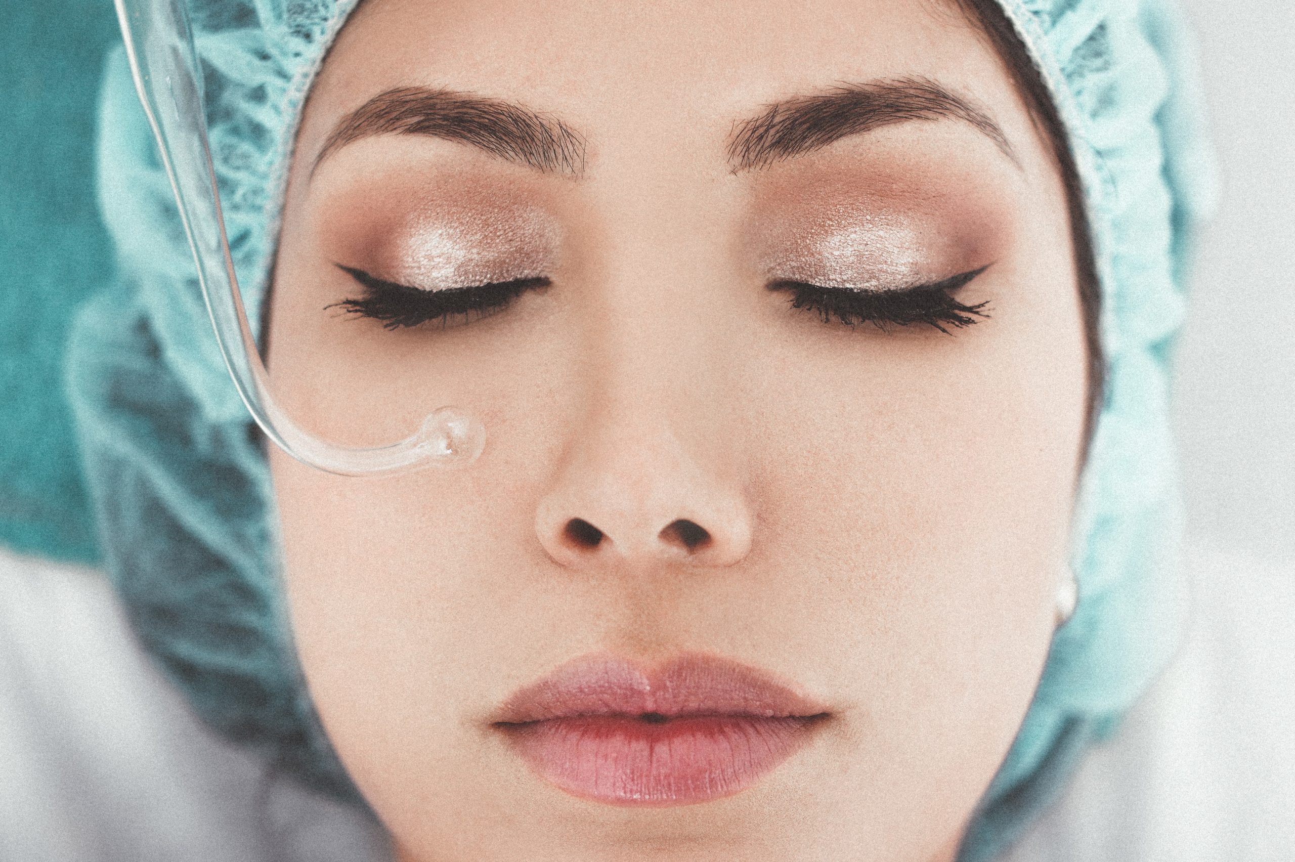 „Muže zajímá jen můj vzhled,“ zoufá si žena, která za plastiky utratila více než milion