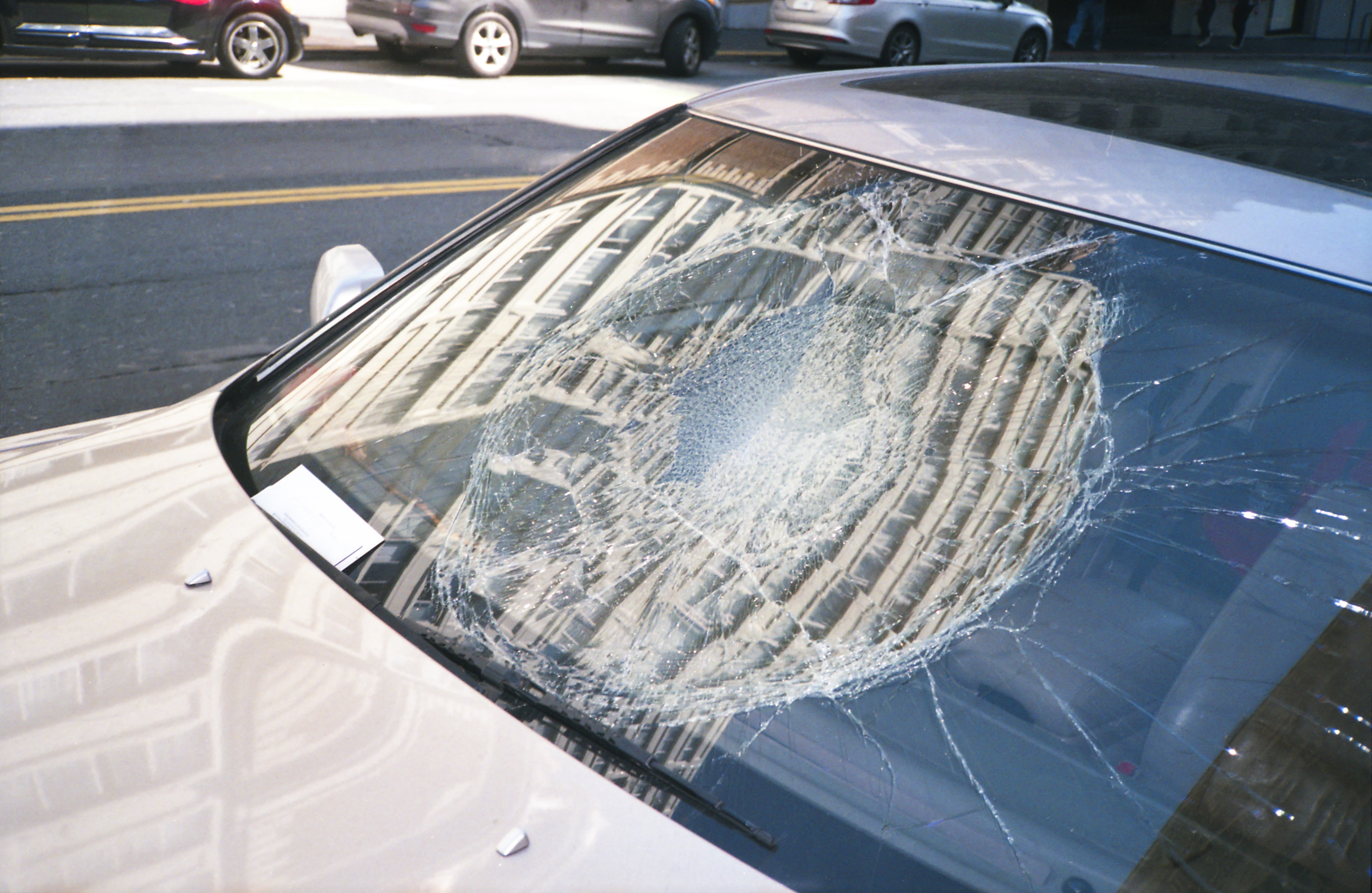 S milionovou výhrou se nechtěl podělit. Synové mu za to rozmlátili auto