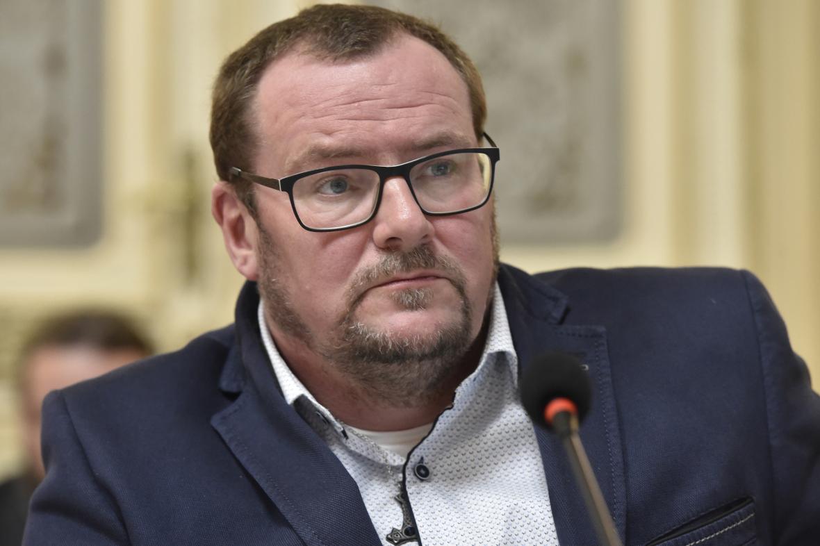 Marek Dostál čelí obvinění ze sexuálního nátlaku, přesto znovu kandiduje v komunálních volbách