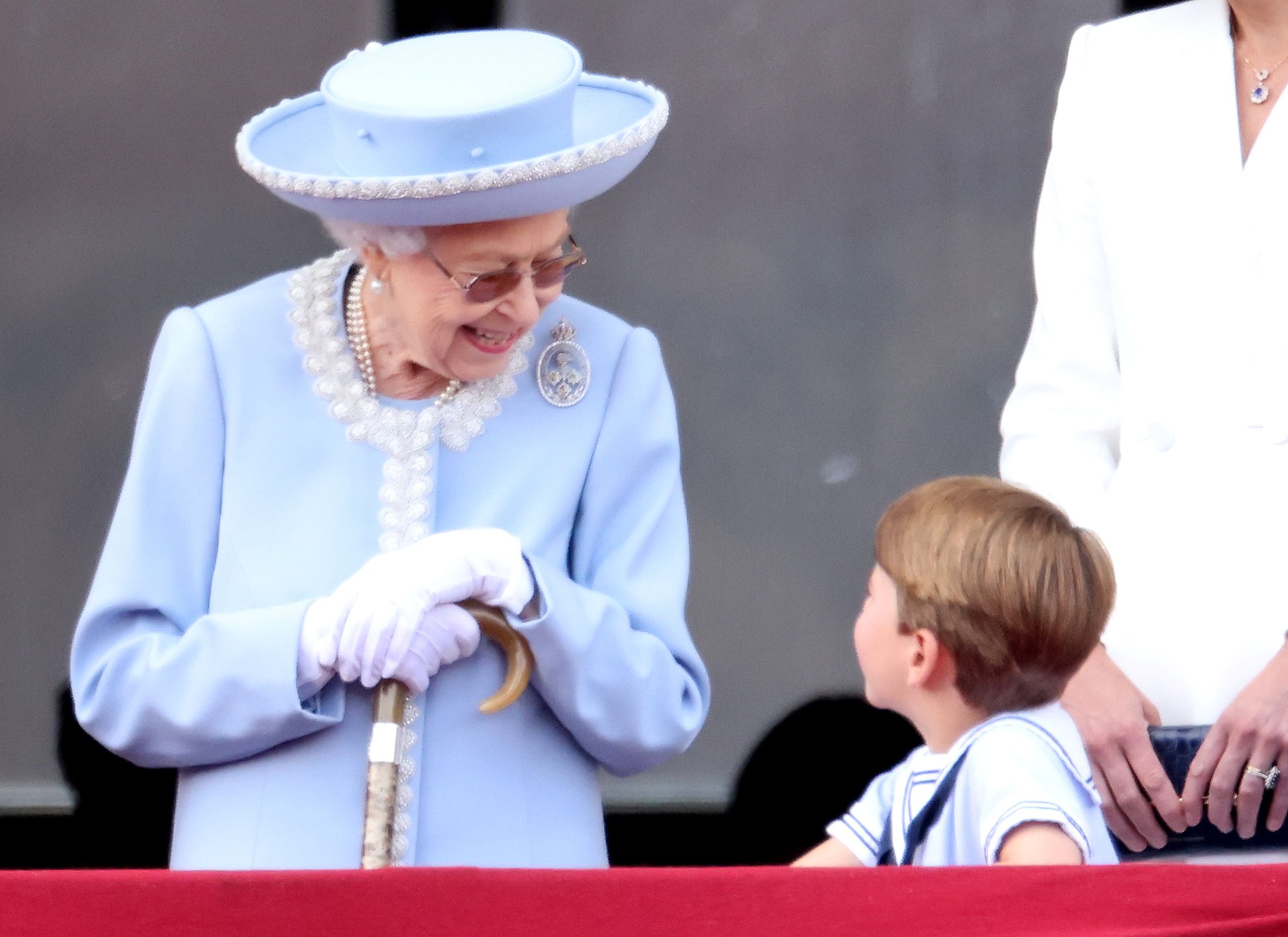 Internet se dojímá reakcí prince Louise na smrt prababičky Alžběty