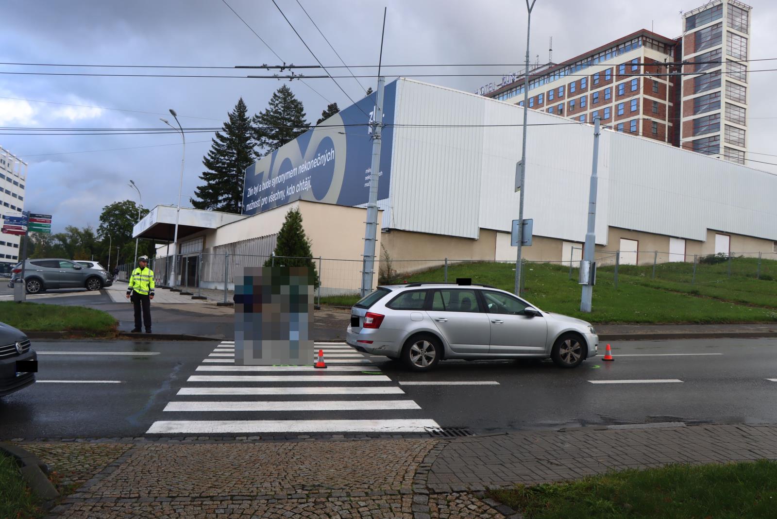 Řidič srazil na přechodu chodce, ten skončil v nemocnici s těžkým zraněním