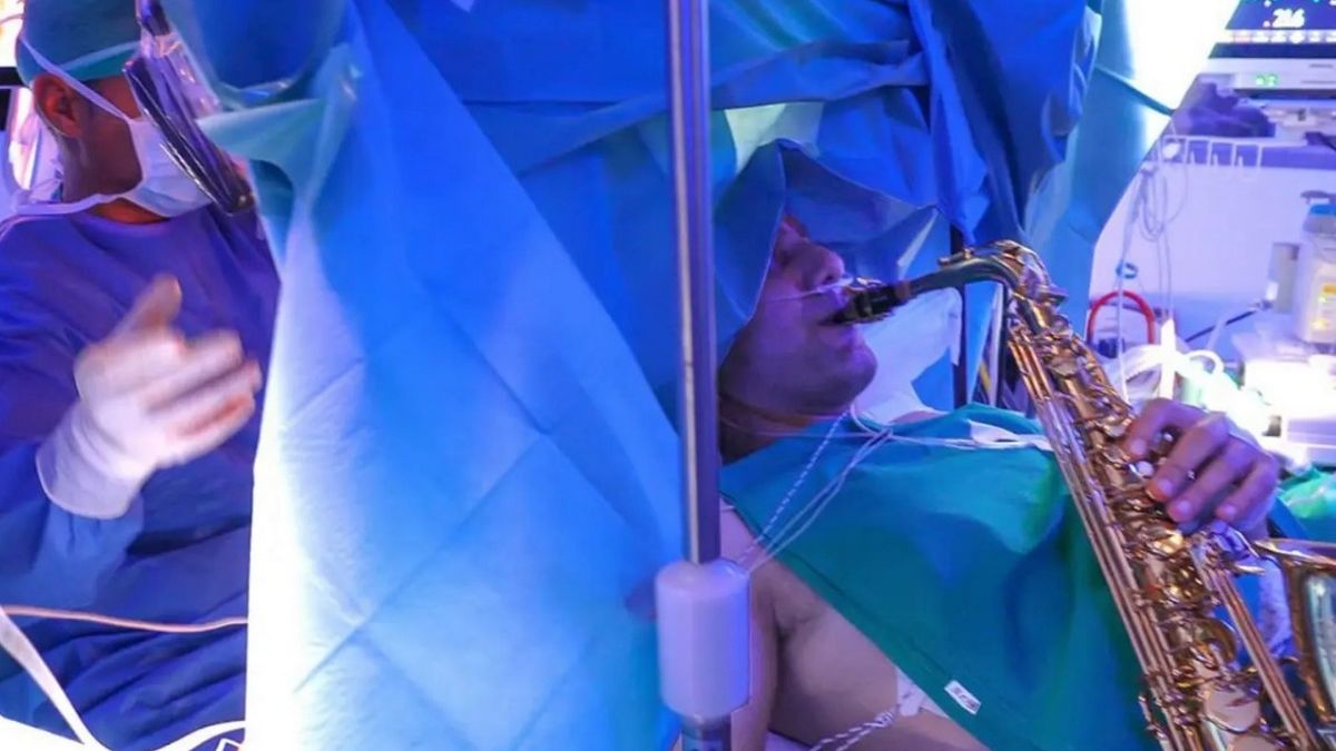 Italský muzikant hraje na saxofon během své vlastní operace mozku!