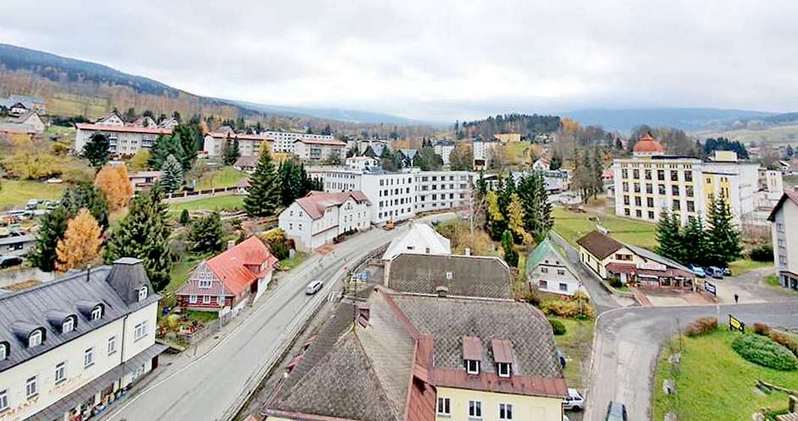 Silnice v Rokytnici nad Jizerou se dočká rekonstrukce i nových chodníků. Konečně!