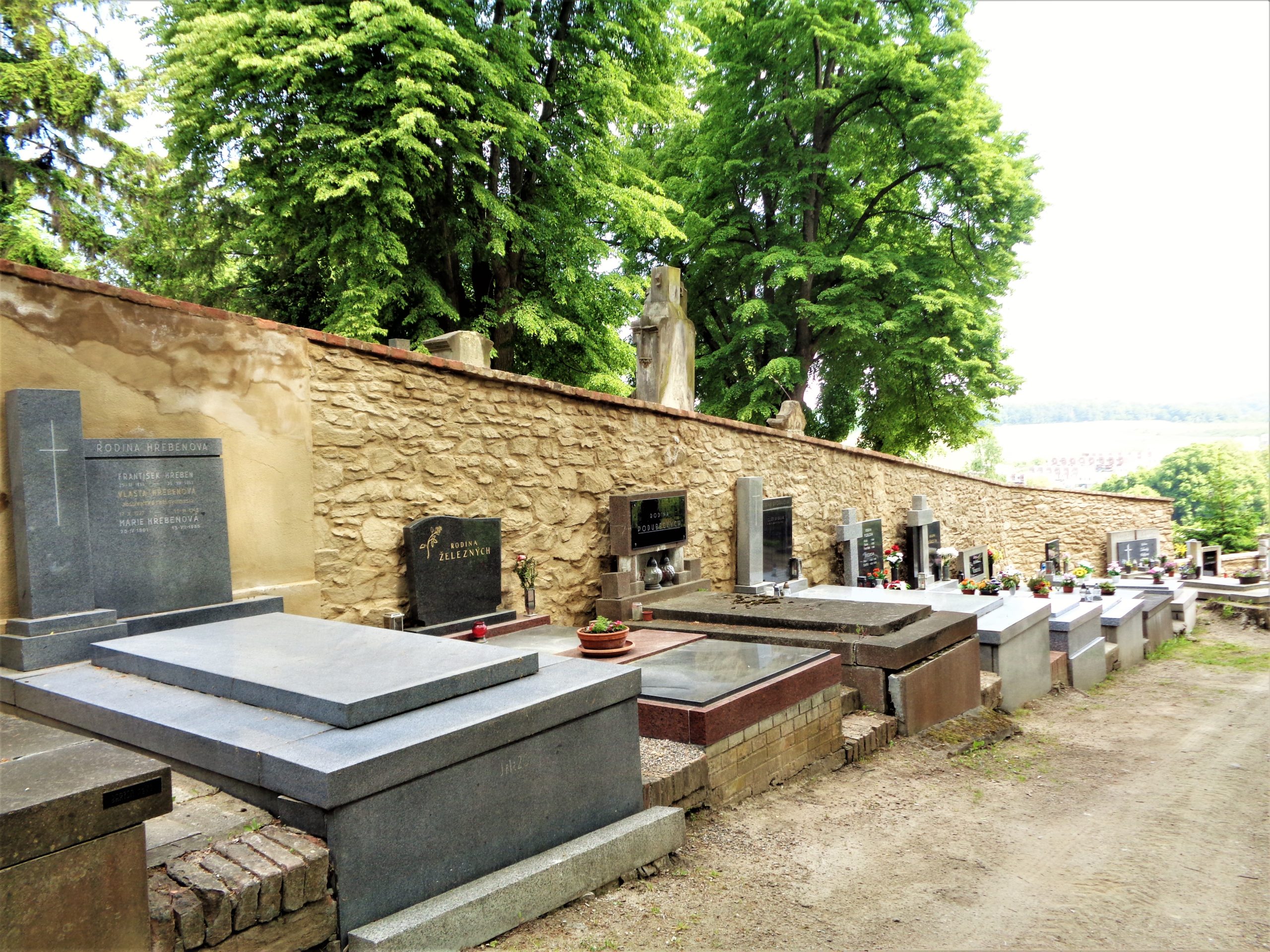 FOTO k Poslední etapa oprav zdi... byla dokončena.