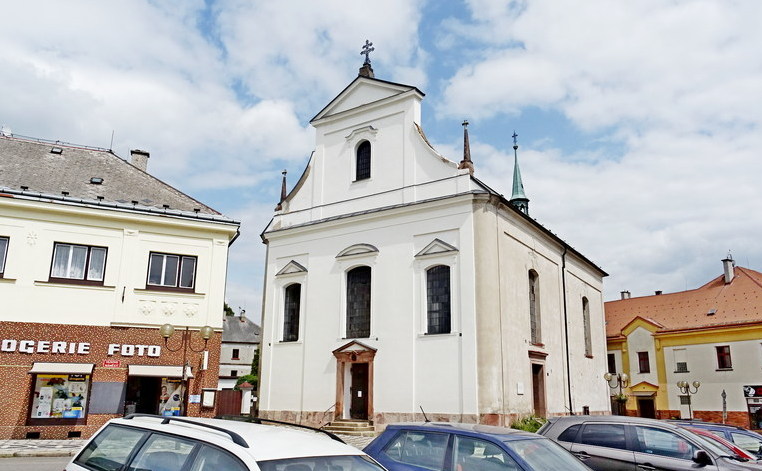 Fasáda kostela v Lomnici nad Popelkou se opravuje. A bude i dál