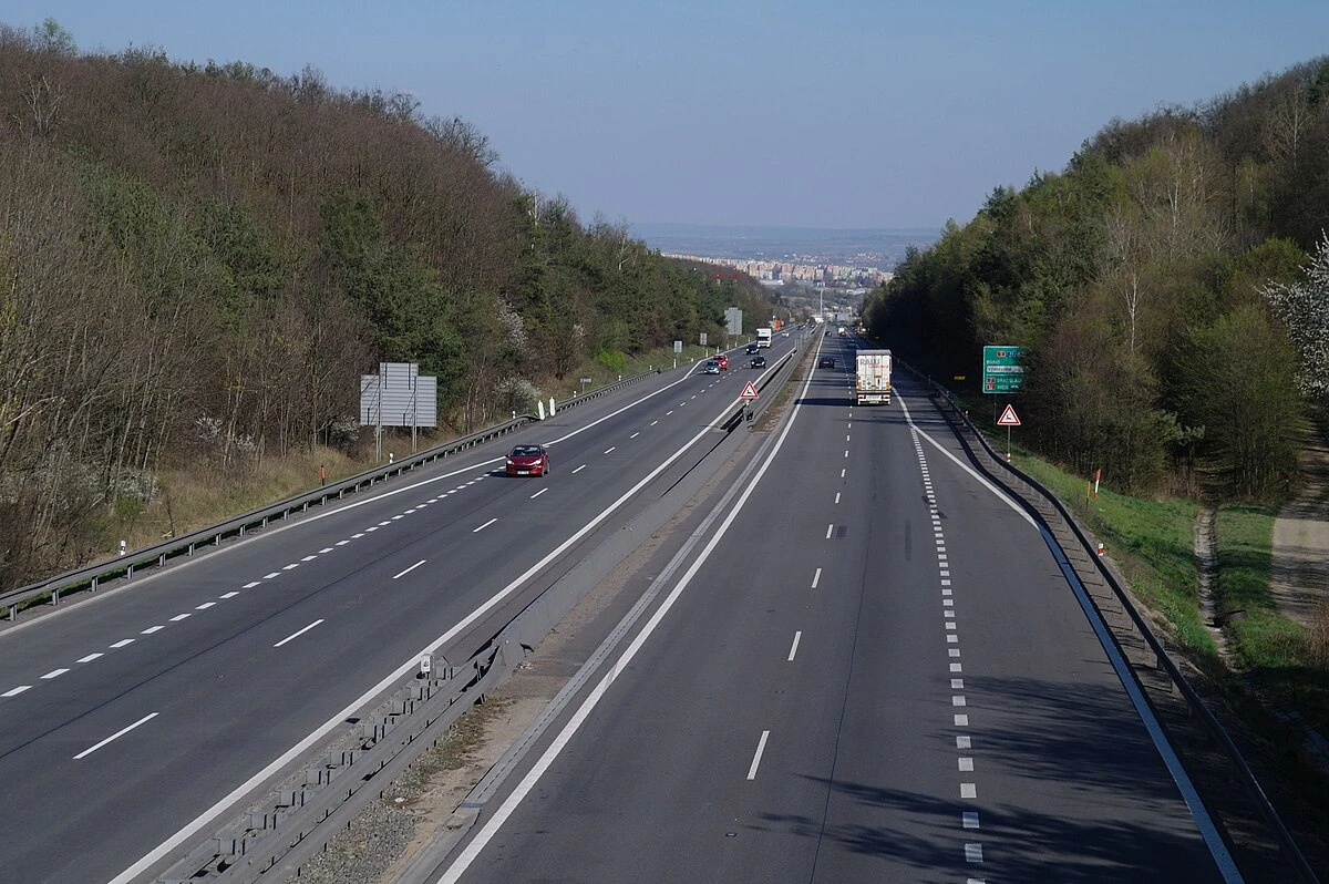 Proč muž dálnici přebíhal zatím není jasné.