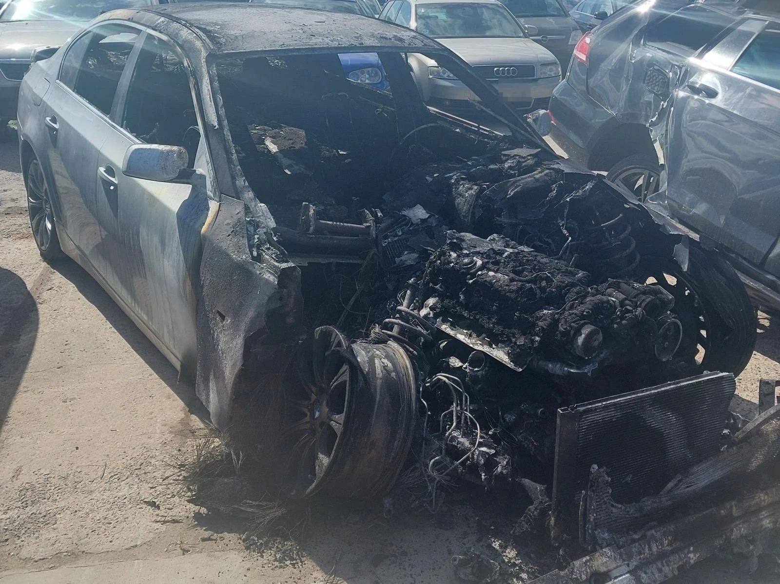 Shořelé auto je značky BMW.