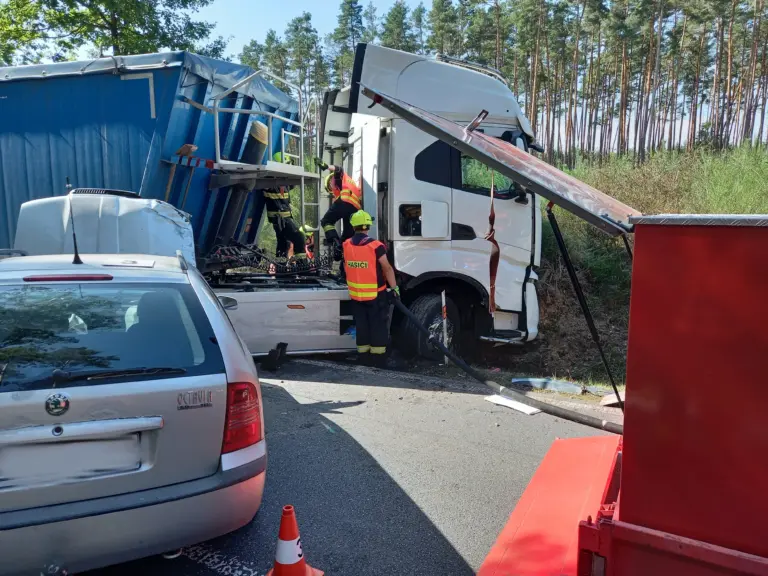 Na Hradecku se srazila tři vozidla.