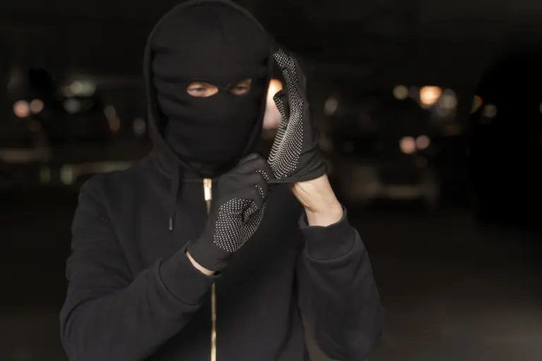 Zloděj kradl i osobní věci.