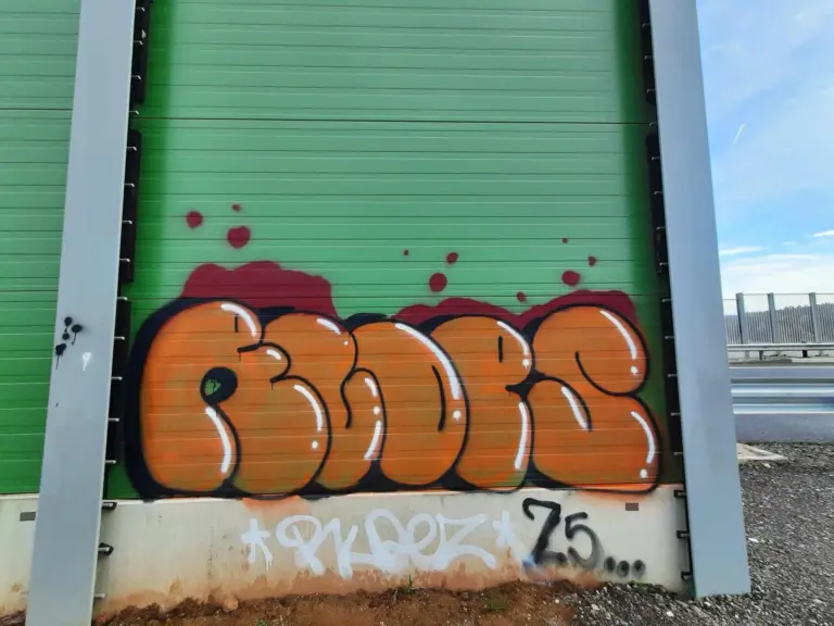 Pachatel posprejoval stěnu na Jičínsku.